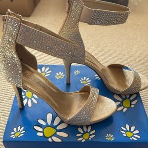 Fabulous sparkly heals size 10 new in box